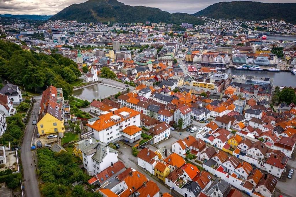 Leilighet I Bergens Vakreste Gate - Nydelig Utsikt Over Innseilingen Til Bergen! エクステリア 写真