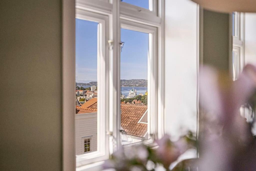 Leilighet I Bergens Vakreste Gate - Nydelig Utsikt Over Innseilingen Til Bergen! エクステリア 写真