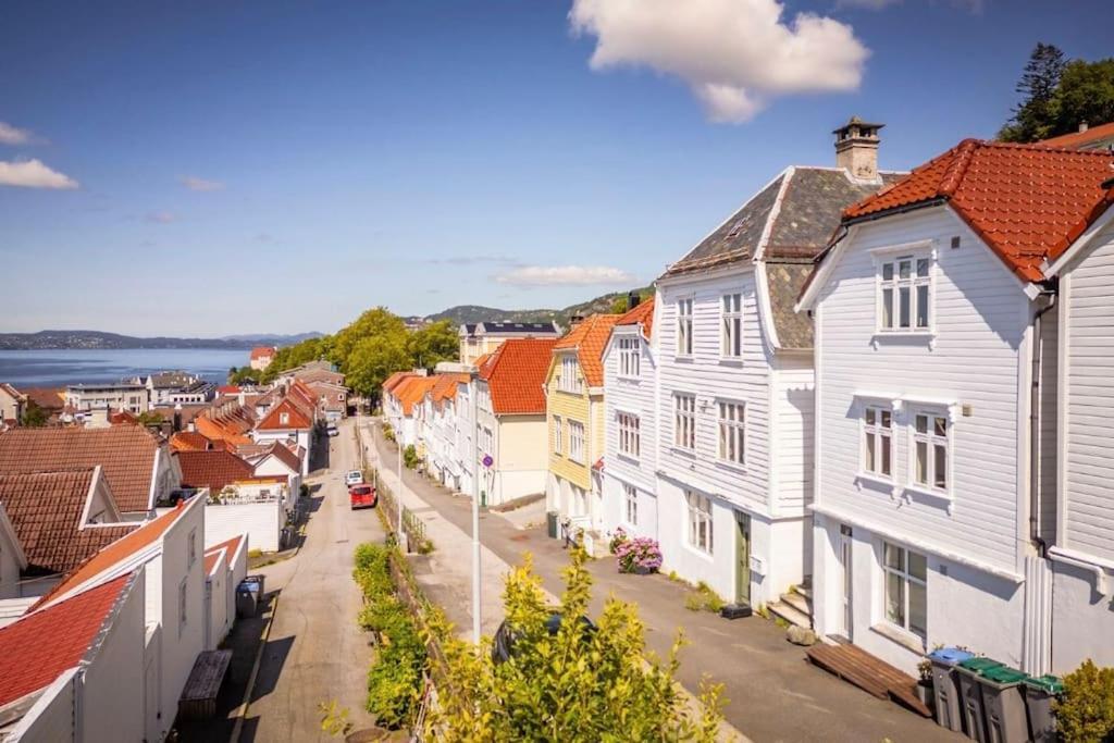Leilighet I Bergens Vakreste Gate - Nydelig Utsikt Over Innseilingen Til Bergen! エクステリア 写真