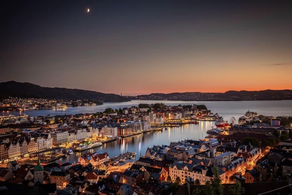 Leilighet I Bergens Vakreste Gate - Nydelig Utsikt Over Innseilingen Til Bergen! エクステリア 写真