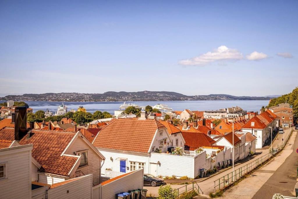 Leilighet I Bergens Vakreste Gate - Nydelig Utsikt Over Innseilingen Til Bergen! エクステリア 写真